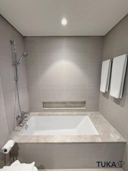 Infinity Pool - Luxury 2-bhk - Fountain View
