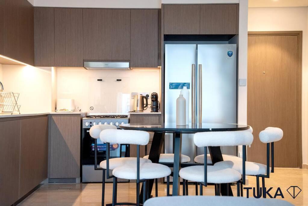 Apartment Infinity Pool - Luxury 2-bhk - Fountain View Dubai